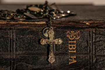 Biblia y Rosario de la religión cristiana