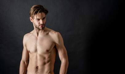 Naklejka premium muscular man with abs muscles, copy space. photo of man with muscular abs.