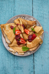 Obraz na płótnie Canvas Delicious pancakes with strawberries and strawberry jam