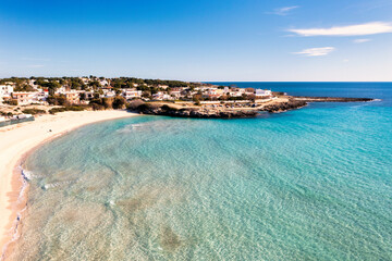 Spiaggia con acqua turchese cristallino vista dal drone - Marina di Pulsano, Salento, Puglia,...
