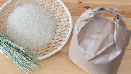 日本の白米と稲穂と米袋