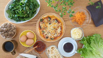 食卓の手作りピザ　イメージ
