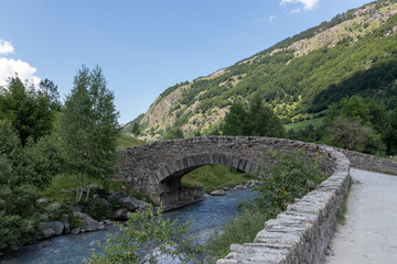 Fototapeta na wymiar gavarnie bridge in the french pyrenees on a summer day, green day