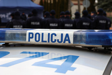 Samochody służbowe polskiej policji w akcji na wsi. - obrazy, fototapety, plakaty