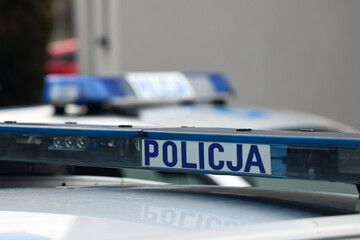 Samochody służbowe polskiej policji w akcji na wsi.
