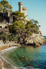 Paisaje de la costa mediterranea del sur de europa con un castillo
