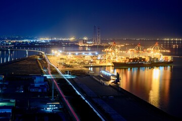 四日市港　いなばポートラインと四日市港の夜景