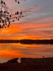Obraz na płótnie Canvas Sunrise over the river