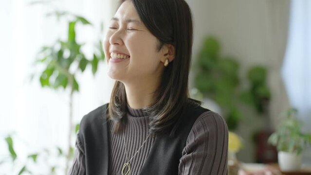 眼鏡を外す笑顔の女性
