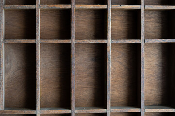 cajón de madera con muchas divisiones cuadriculadas, , vista cenital, 