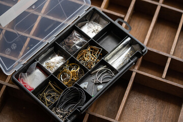 caja de herramientas de plástico organizada en secciones, material para bisutería, dijes.