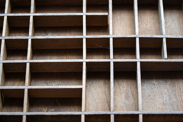 cajón de madera con muchas divisiones cuadriculadas, , vista cenital, 