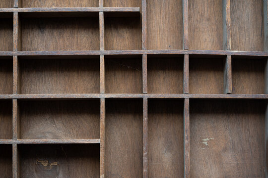 caj&oacute;n de madera con muchas divisiones cuadriculadas, , vista cenital, 