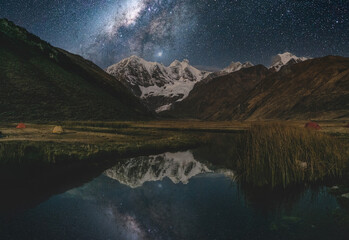 Vía Láctea en reflejado en la laguna de Jahuacocha en la cordillera Huayhuash andes peruanos © Johan