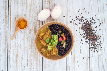 Chicken Curry with black rice in a kraft delivery bowl