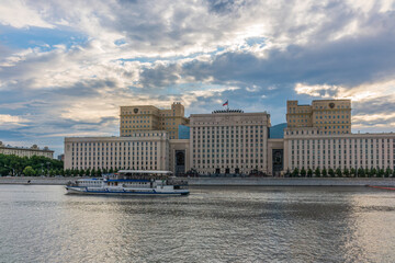 Fototapeta premium View of the Ministry of Defence of Russian Federation, and Moscow river embakmen