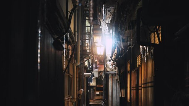 寂れた田舎の温泉街の真冬の夜の路地裏