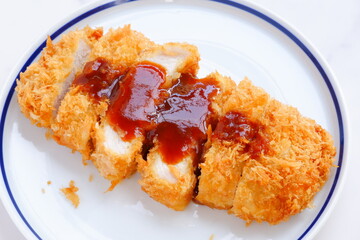 揚げ立てでサクサクのロースカツ