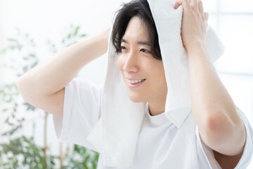 タオルで髪の毛を拭くイケメンの男性