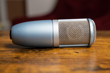 Microphone de studio bleu et métal posé sur une table