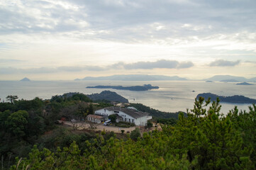 Fototapeta na wymiar 鷲羽山の山頂から見た瀬戸内海の島々