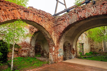 Obraz premium ruins of the ancient copper-smelting plant Preobrazhensky in the village of zilair, Orenburg region