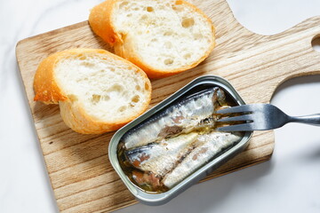 オイルサーディンの缶詰とバゲット