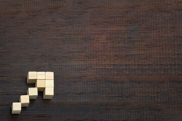 シックな木目の背景の中心を左下のウッドキューブの矢印がさす正面