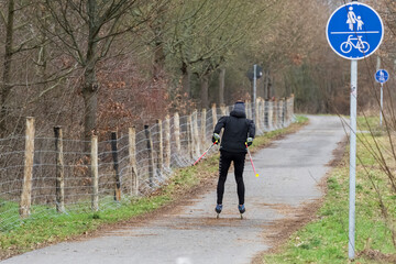 Ein älterer Inlineskater trainiert in der kalten Jahreszeit 