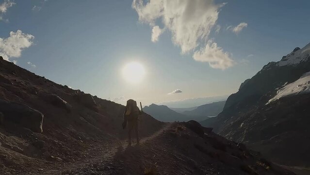 Hombre caminando solo en las monta&ntilde;as en un atardecer de los andes Ausangate Cusco Per&uacute;