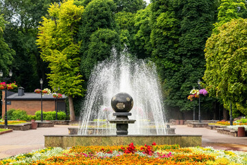 Taras Shevchenko Square in Khmelnytskyi with a fountain in summer - obrazy, fototapety, plakaty
