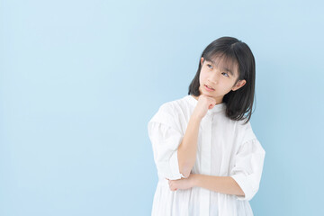 考える女の子・ブルーバック