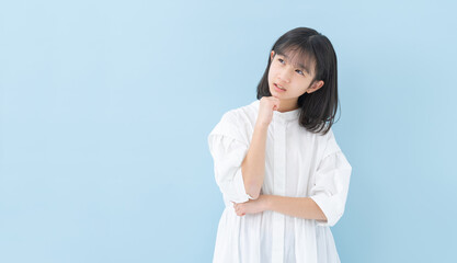 考える女の子・ブルーバック