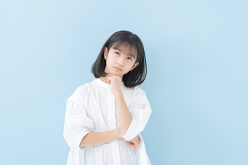 考える女の子・ブルーバック