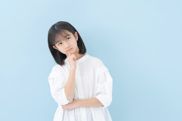 考える女の子・ブルーバック