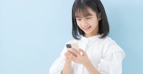 スマートフォン・女の子・ブルーバック