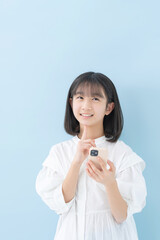 スマートフォン・女の子・ブルーバック
