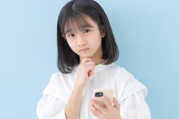 スマートフォン・女の子・ブルーバック