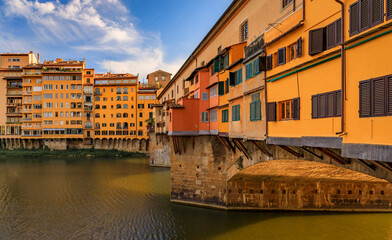 Famous Ponte Vecchio bridge with silversmith shops on Arno River, Florence Italy - obrazy, fototapety, plakaty