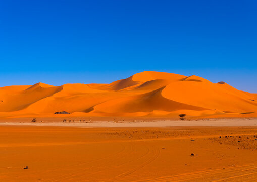 Sand dunes in the Sahara desert, Tassili N'Ajjer National Park, Tadrart Rouge, Algeria