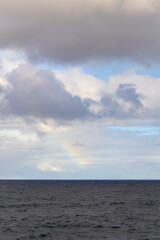 Widok z tęczą nad oceanem © neskama