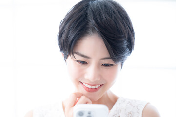 スマホの返事が嬉しい女性の笑顔