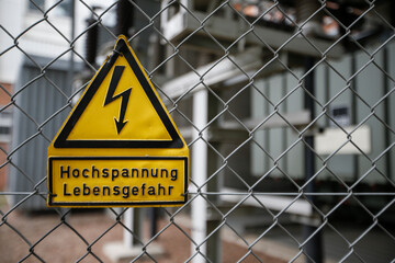 'Hochspannung Lebensgefahr' Schild am Maschendrahtzaun