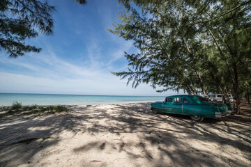 Fototapeta na wymiar old american car in beach in cuba