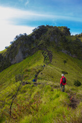 Obraz premium some hikers marched on foothpath to the top of Mount Merbabu