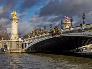 Fototapeta na wymiar vue du pont Alexandre 3 à Paris