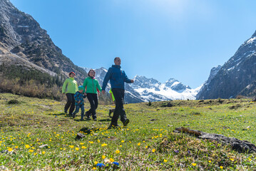 Wandern mit Kindern und Freunden im frühlingshaften Allgäu im Oytal bei Oberstdorf