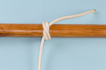 Rope Strangle knot tied around a wooden pole