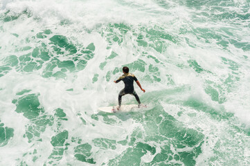 surfer in den wellen