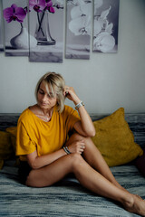 Obraz premium woman sitting on sofa